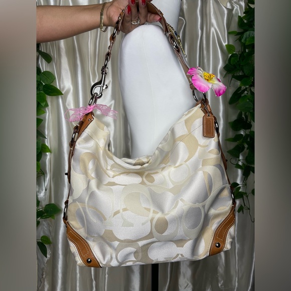 Coach Carly Signa-ture Optic Khaki
Cream - Picture 1 of 8